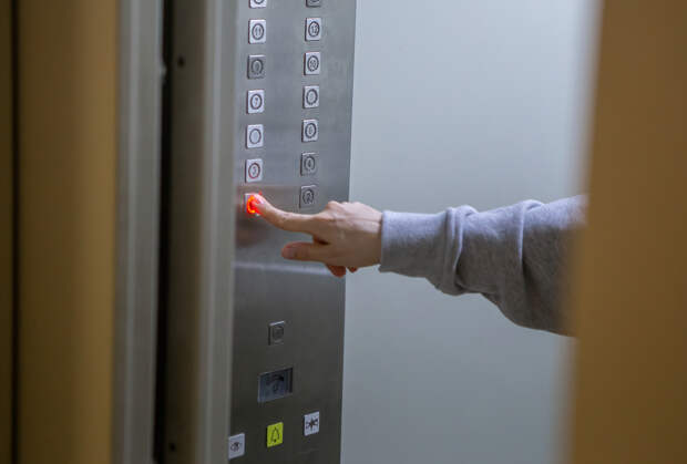 Лифт в Подмосковье потерял управление и травмировал пассажира