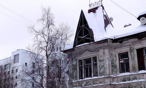 Когда-то крышу дома украшали ромбические узоры контрастных цветов