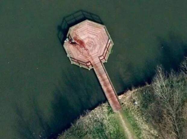 Несколько невероятно жутких изображений из Google Earth: от здания-призрака до кроваво-красного озера, сцены «убийства» и жуткой скульптуры.