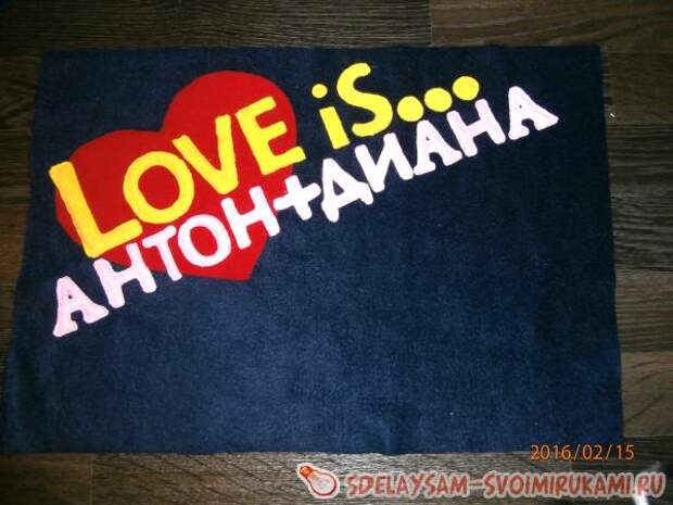 Декоративная подушка Love is