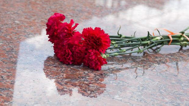 Жители Дербента после теракта несут цветы к памятнику трёх религий