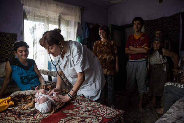 Работа врача с младенцем на дому в Румынии