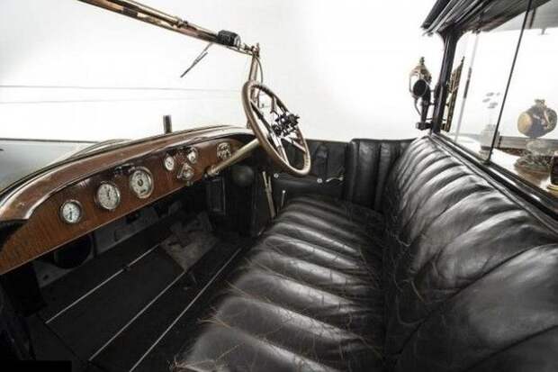 Интерьер Rolls-Royce Phantom I 1926 года, маленького дворца на колесах