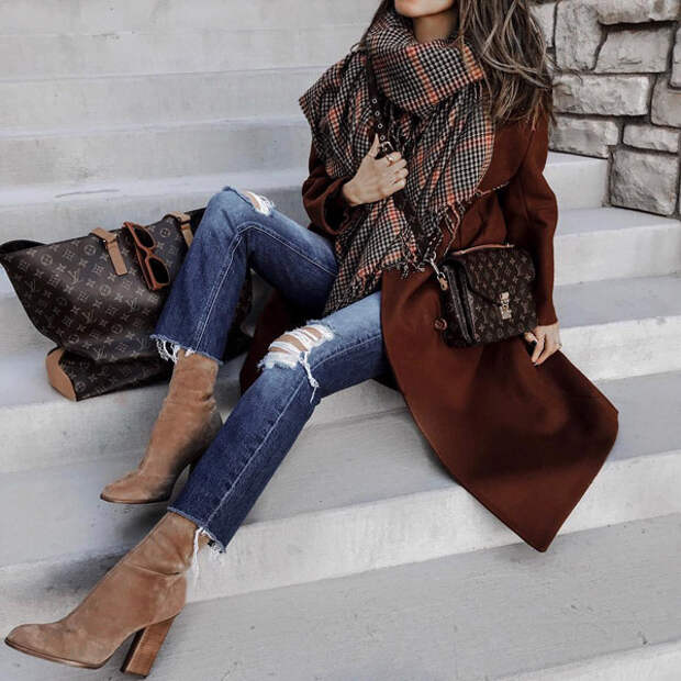 Девушка в рваных джинсах, замшевые ботильоны, коричневое пальто и палантин