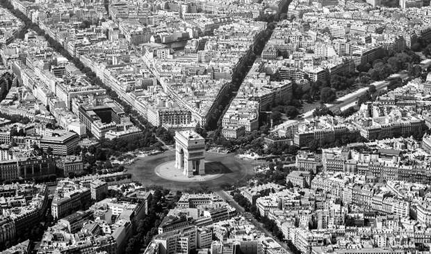 К Триумфальной арке подходят двенадцать проспектов-лучей с разных сторон Парижа