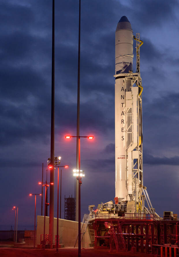 Старт американской ракеты Antares Старт американской ракеты Antares