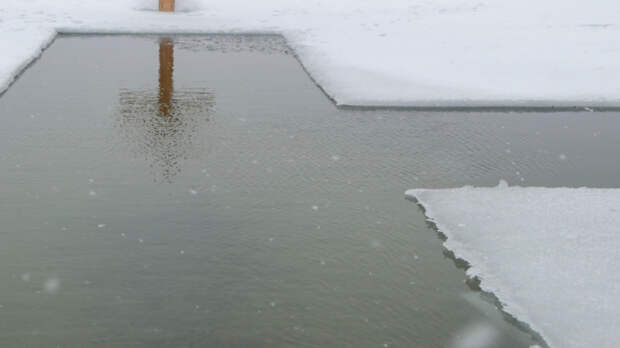 Молодой отец окунул годовалого ребенка в прорубь в Сургуте