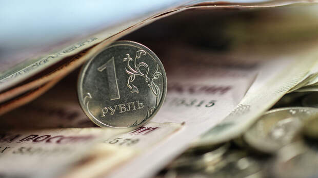 Рубль незначительно укрепляется в первый день лета 