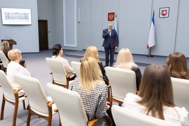 Женщины - наша опора, поддержка, источник вдохновения: в преддверии 8 марта Аксёнов поздравил крымчанок с праздником