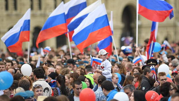 Зрители во время праздничного концерта, посвященного Дню России, на Красной площади. Архивное фото