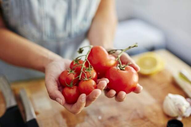 помидоры в женских руках