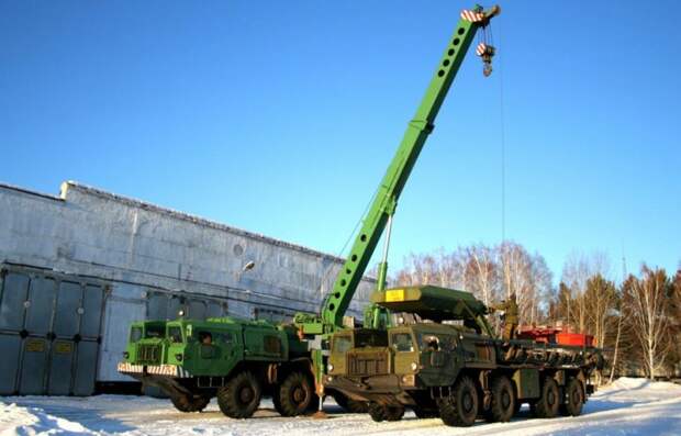 Автокран КС-5571 при перегрузке переходника ракетного контейнера на агрегат ТУАП военная техника, ракетные войска