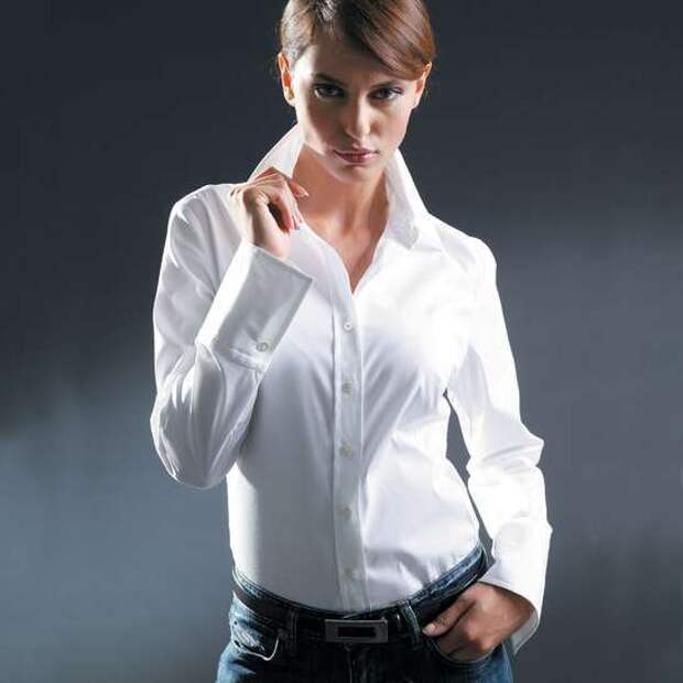 Женщина в белой рубашке