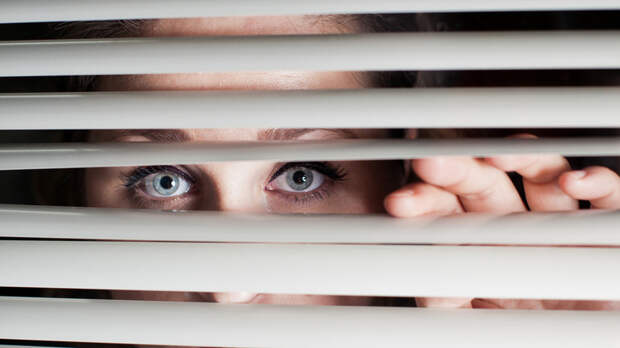 Психолог Гладких: за непрошеным советом коллеге часто стоит скрытая зависть