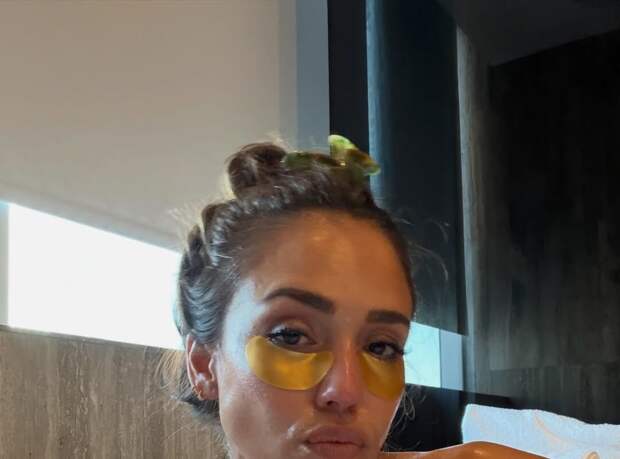 Актриса Джессика Альба показала себя обнаженной в ванной