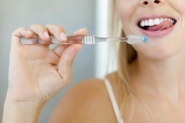 Почему нельзя чистить зубы сразу после завтрака? Отвечают эксперты