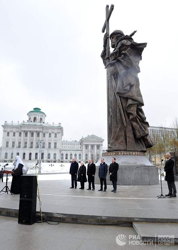 Церемония открытия памятника князю Владимиру на Боровицкой площади в Москве