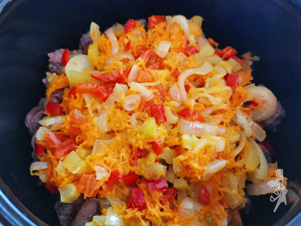 Готовлю аппетитный гуляш "a la russe" по самому любимому рецепту. Мясо получается сочным, нежным. Пальчики оближешь!
