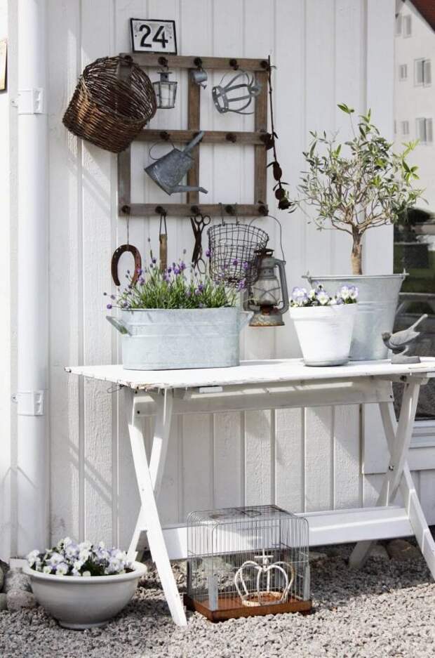 Не спешите выкидывать старую мебель и вещи: очаровательный винтажный декор для сада