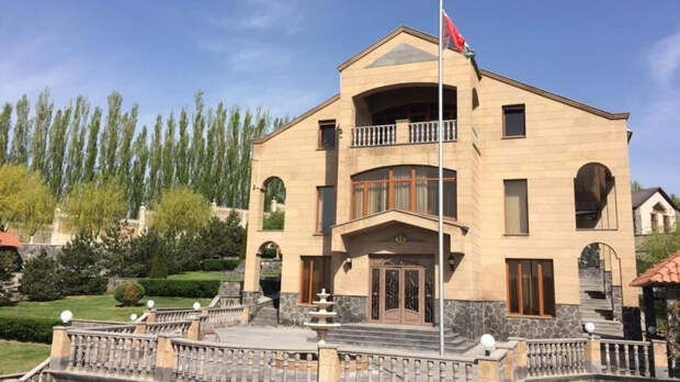 Посольство Беларуси в Ереване закидали яйцами после слов Лукашенко об Армении