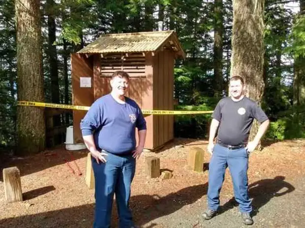 Американку вытащили из уличного туалета, куда она упала вслед за телефоном