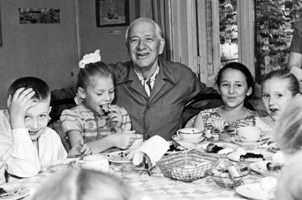 Корней Чуковский среди детей. 1961 год.