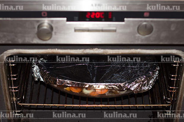 Закрыть форму фольгой и поставить в разогретую до 220 градусов духовку. Запекать рыбу примерно 15 минут. 