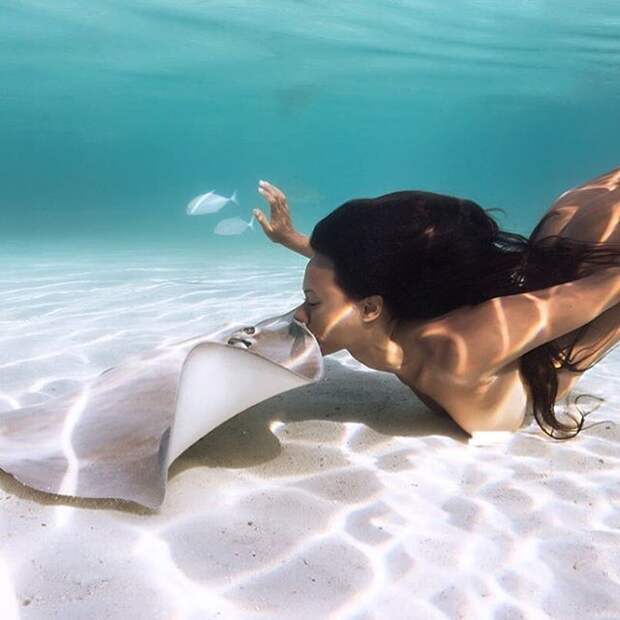 Страшно красиво: модель из Таити обнаженной купается с акулами и скатами