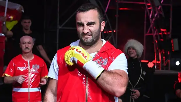 Гассиев возобновил тренировки после перелома руки