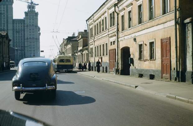 Улица Герцена (ныне – Большая Никитская), Москва. На заднем плане – сталинская высотка на площади Восстания (ныне – Кудринская площадь).