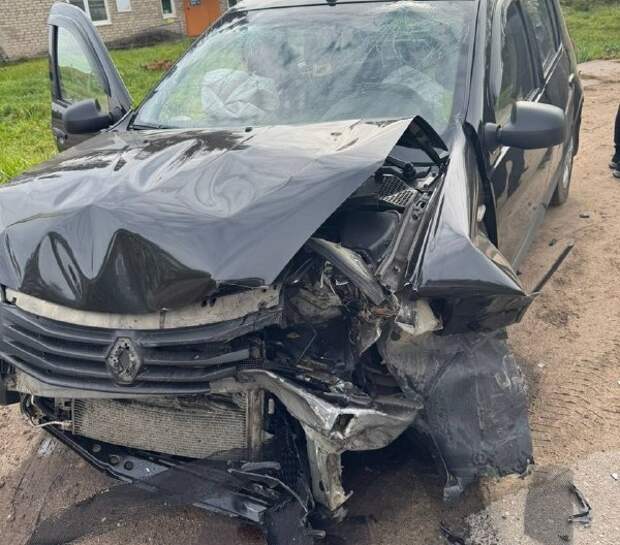 Жёсткое ДТП при повороте в Смоленской области: пострадали два человека
