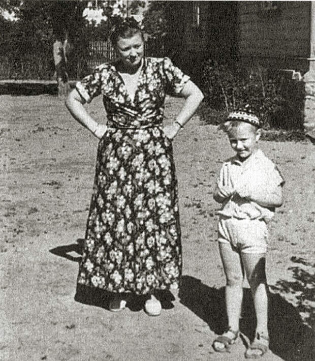 Андрей Миронов с мамой Марией Владимировной семья, слушают, фото