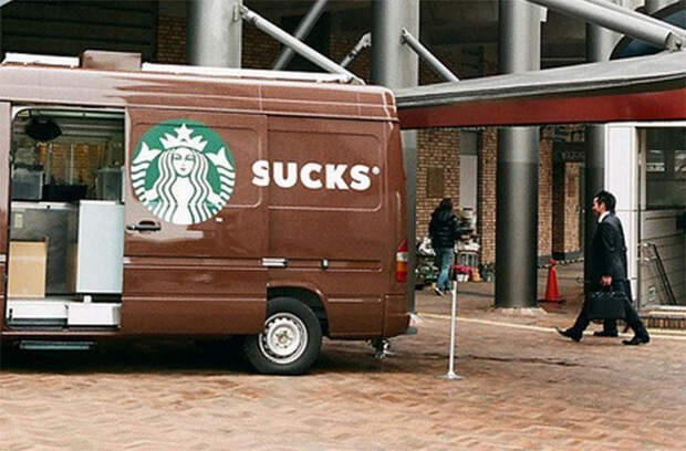 Starbucks - бренд кафетериев для хипстеров, если открыть дверцу читается как Sucks - отстой или гавно на сленге реклама, фейлы