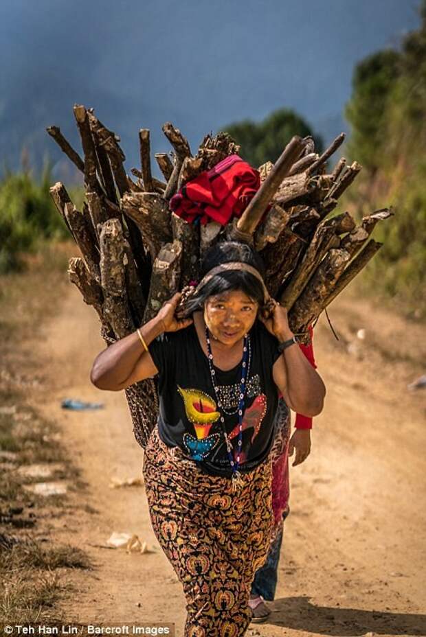 Чин народ. Девушки народа Моту. Tribal carry.