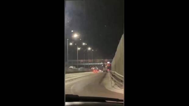 Самосвал с поднятым кузовом эпично снёс надземный пешеходный переход в Каменске-Шахтинском.