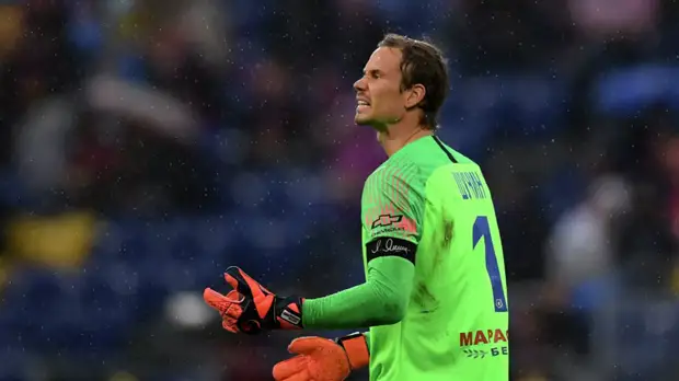 Шунин подарил именные перчатки вратарю клуба ПФЛ, в которого попала молния