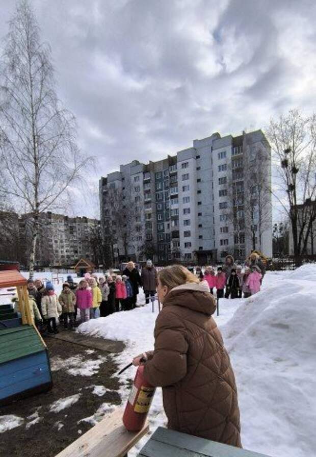 Есть у нас огнетушитель - Самый главный наш спаситель.