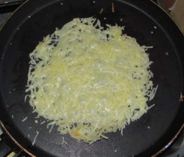 Рецепт с фото - Сырные корзиночки: выложить сыр на сковороду