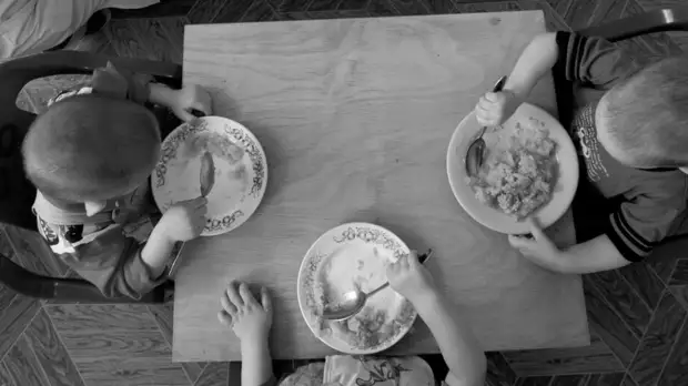 «Родители не могут лишить ребёнка права на семью»: как реформировать систему для «отказных» детей в России