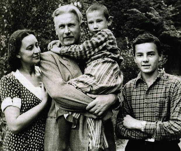 1002 Александр Фадеев и Ангелина Степанова с сыновьями Сашей и Мишей.jpg
