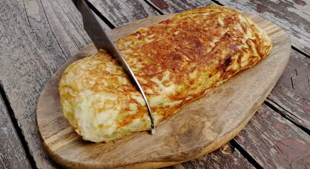 Сытный яично-кабачковый рулет 