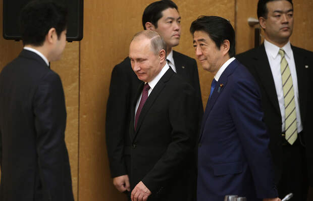 Президент России Владимир Путин и премьер-министр Японии Синдзо Абэ (в центре)