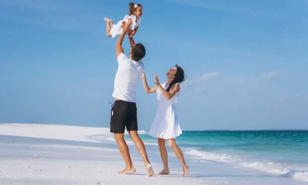 young-family-with-little-daugher-vacation-by-ocean 10 бюджетных стран для отдыха всей семьей