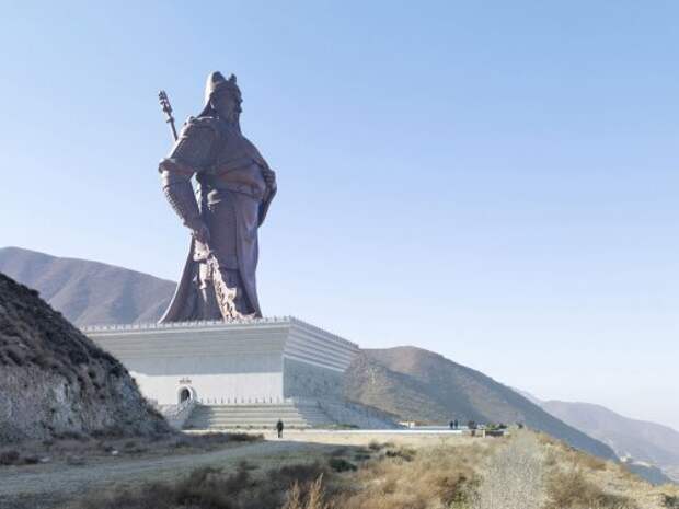 Гигантские памятники со всего света (8 фото)