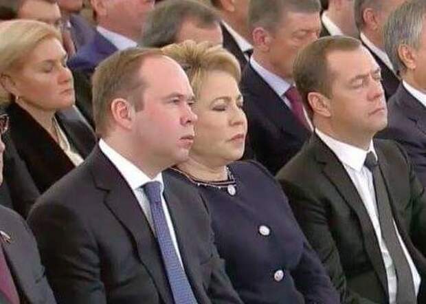 Дмитрий Медведев дрыхнет закрыли глаза, политики спят, удачный кадр