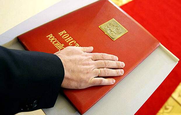 Поправки в Конституцию: продолжит ли Россия платить по «счетам Запада»? Поправки в Конституцию: продолжит ли Россия платить по «счетам Запада»?