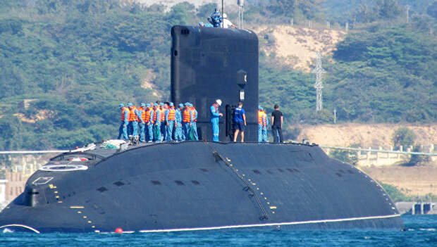 Подводная лодка ВМФ Вьетнама Ханой в бухте Камрань. Архивное фото