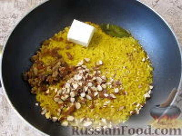 Фото приготовления рецепта: Пряный рис с изюмом и миндалем - шаг №10