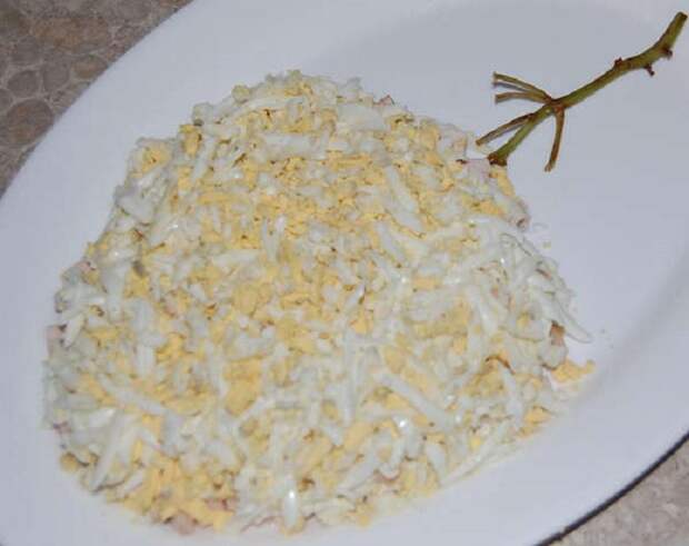 салат с виноградом и ананасом и сыром