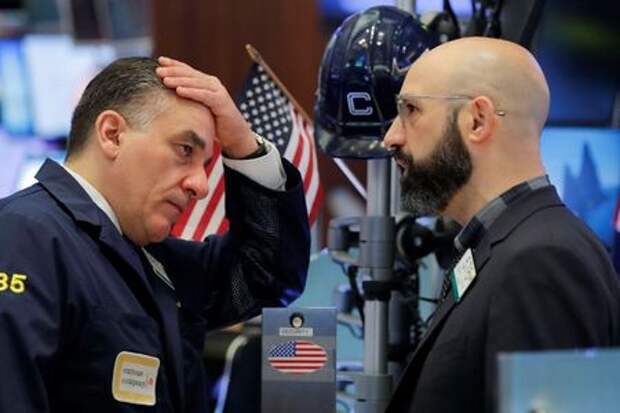 Traders work on the floor of the New York Stock Exchange shortly as coronavirus disease (COVID-19) cases in the city of New York rise, in New York, U.S., March 16, 2020. REUTERS/Lucas Jackson